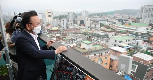 김부겸 국무총리가 올해 6월 18일 서울 도봉구 쌍문역 도심 공공주택 후보지를 방문해 아파트 옥상에서 사업 현황을 보고 받은 후 주택가 일대를 살펴보고 있다. <연합뉴스>